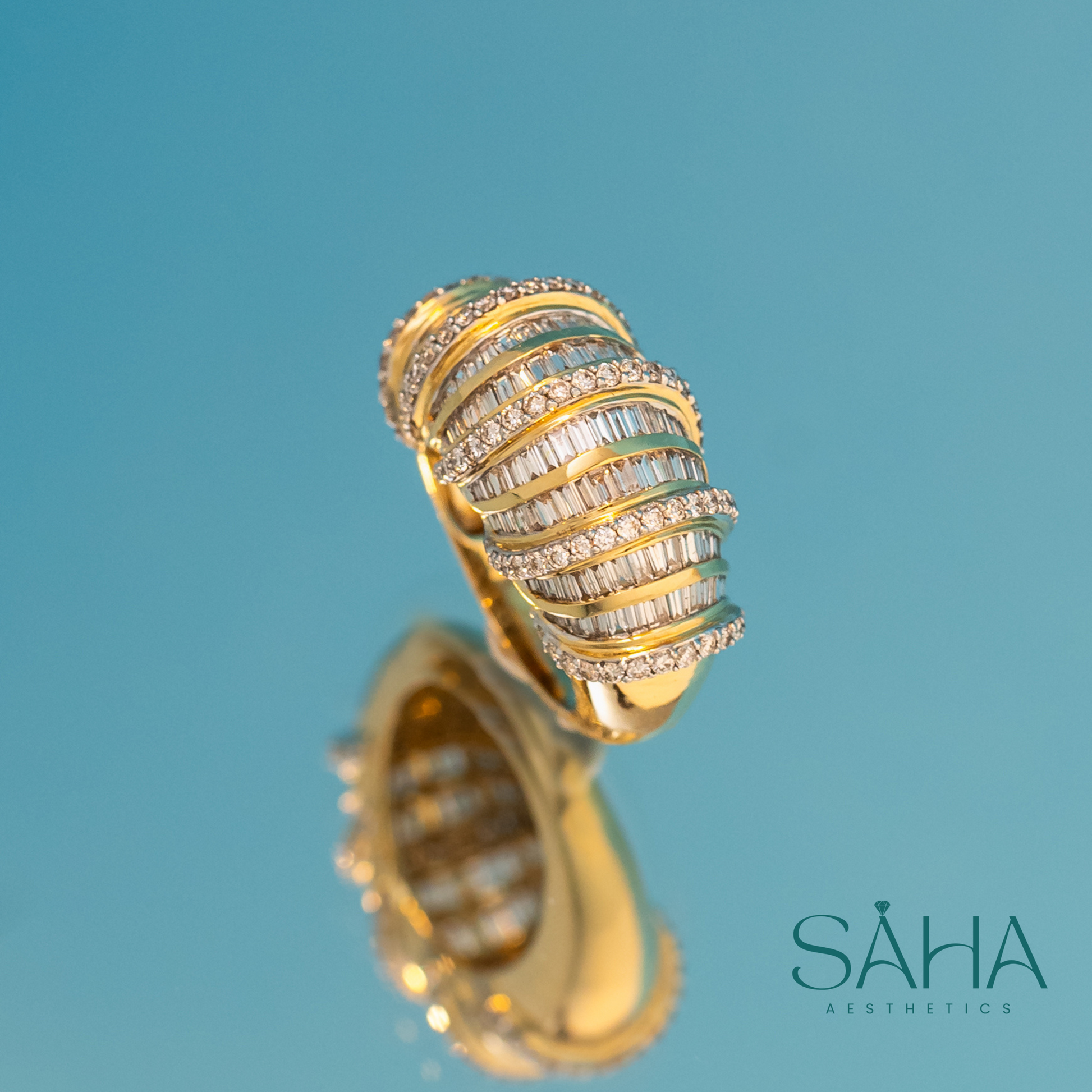 18k yellow gold ring with natural diamonds